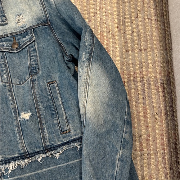 Distressed denim jacket. Size M. Cropped/boxy fit - Picture 7 of 9